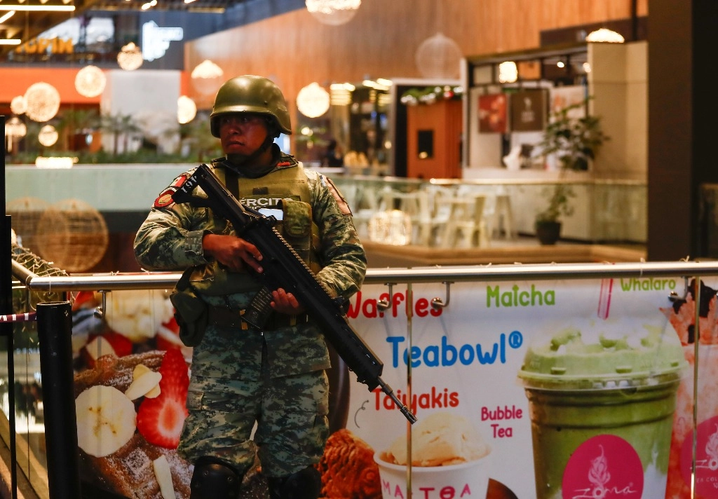 Elementos del Ejército mexicano fueron desplegados al interior del centro comercial tras el ataque. Foto Víctor Camacho