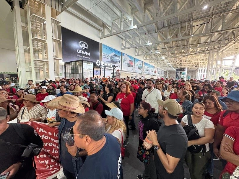 Maestros de la CNTE ingresan a las instalaciones del Aeropuerto Internacional de la Ciudad de México, como parte de sus acciones para exigir una mesa de diálogo con la presidenta Claudia Sheinbaum, el 23 de mayo de 2025. 