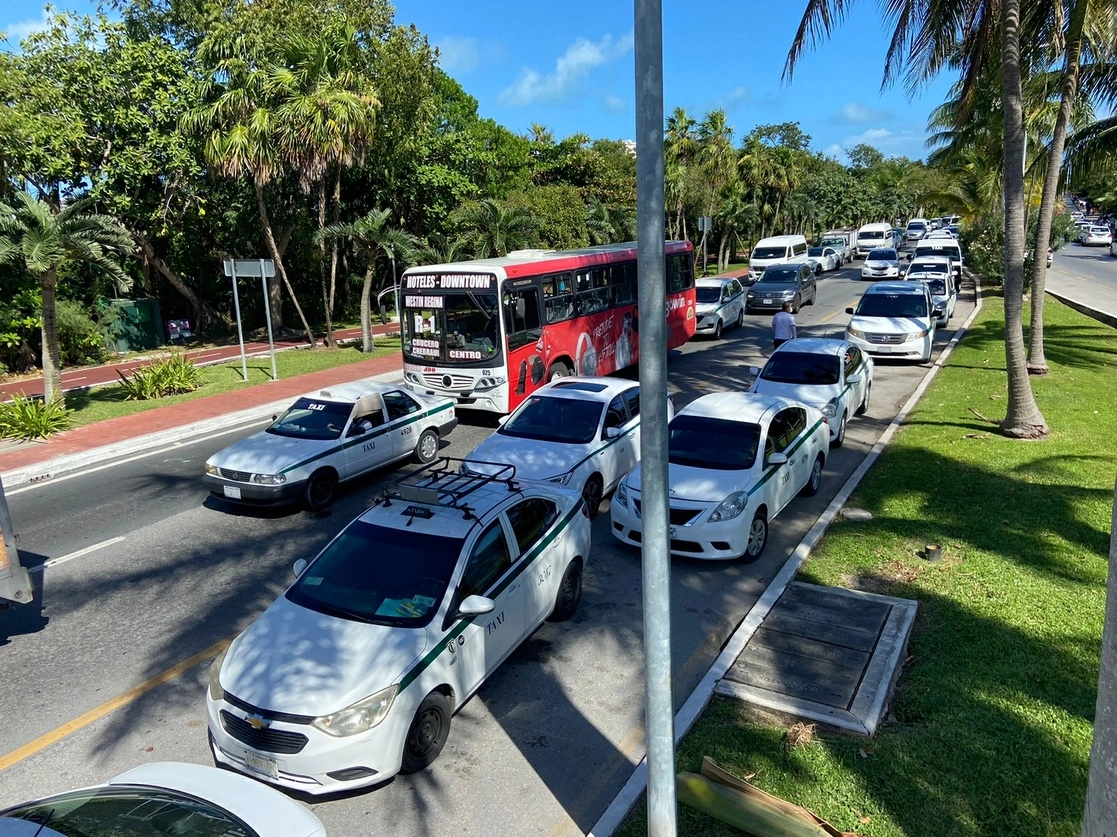Los taxistas bloquearon por más de tres horas la zona hotelera de Cancún. Foto ASUR