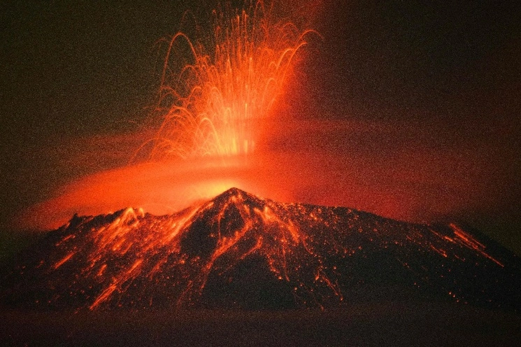 Materiales incandescentes, ceniza y humo son arrojados desde el volcán Popocatépetl. Foto Afp