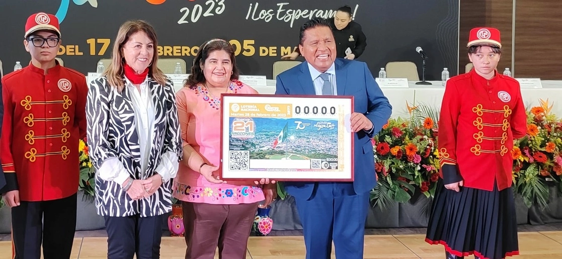 El billete saldrá a la venta el miércoles 22 de febrero. En la imagen, de izquierda a derecha, la directora de la Lotería, Margarita González; Aída Martínez Rebolledo, secretaria de cultura de Guerrero; y el alcalde de Iguala, David Gama Pérez. Foto Omar González