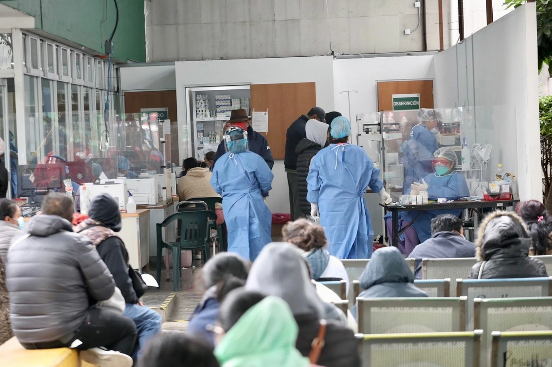 Personal de la Unidad Médico Familiar número 7 atiende a los ciudadanos que acuden a realizarse pruebas de detección de covid-19, en la alcaldía Tlalpan, Ciudad de México, el 11 de enero de 2022. Foto Luis Castillo 