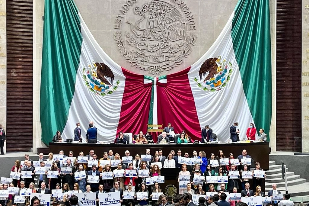Legisladores del PAN muestran pancartas en favor de la democracia, durante la sesión ordinaria de la Cámara de Diputados, el 14 de septiembre de 2022. Foto Roberto García Ortiz