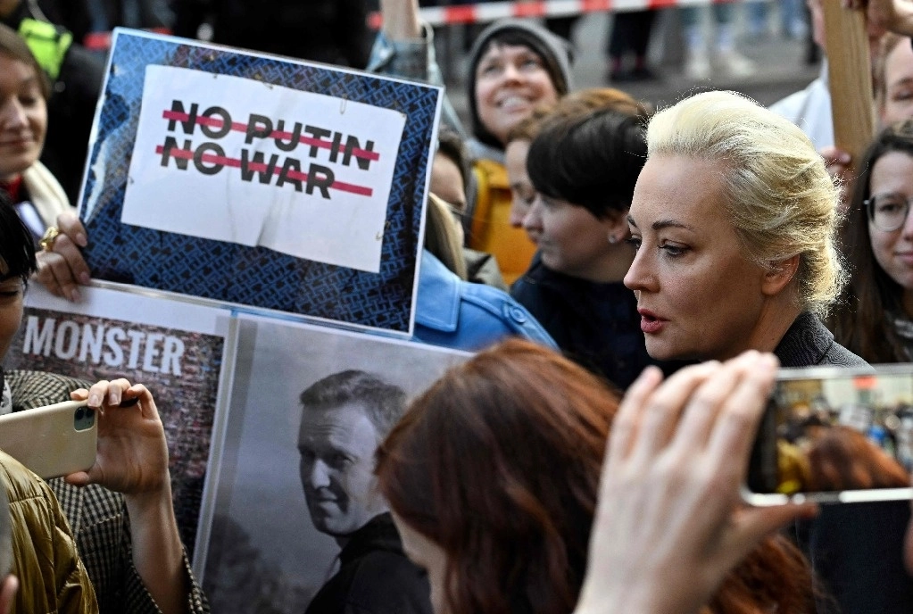Yulia Navalnaya, viuda del opositor al Kremlin, Alexei Navalny, en la embajada de Rusia en Berlín, donde votantes atienden la eleción de Rusia, el 17 de marzo de 2024. Foto Afp   