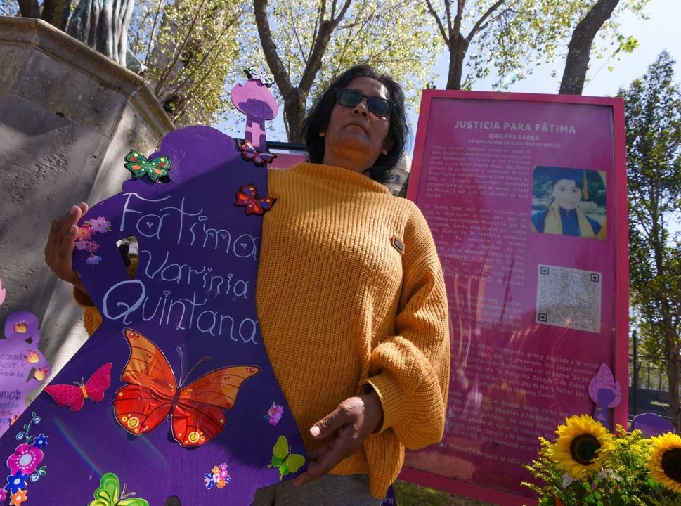 Lorena Gutiérrez, madre de Fátima Quintana, en un memorial instalado en la ciudad de Toluca, estado de México, acompañada por “Madres que Luchan SA” en donde expresaron su desacuerdo en la reducción en las sentencias a presuntos feminicidas. 