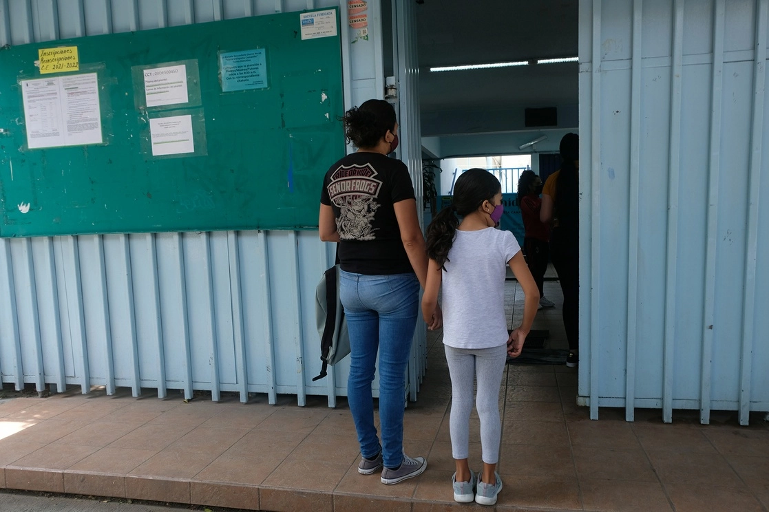 En la colonia Narvarte, de la Ciudad de México, ayer una madre y su hija se acercan a una escuela para pedir informes. Foto José Antonio López