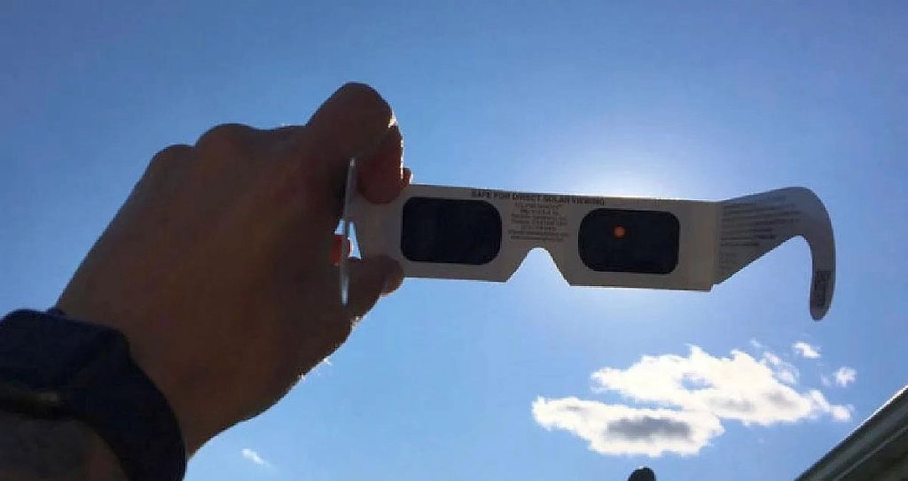 Lentes especiales para observar eclipse solar. Foto Geofísica UNAM