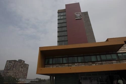 El edificio de Rectoría y, al fondo, la Biblioteca Central, en Ciudad Universitaria. Foto Cristina Rodríguez