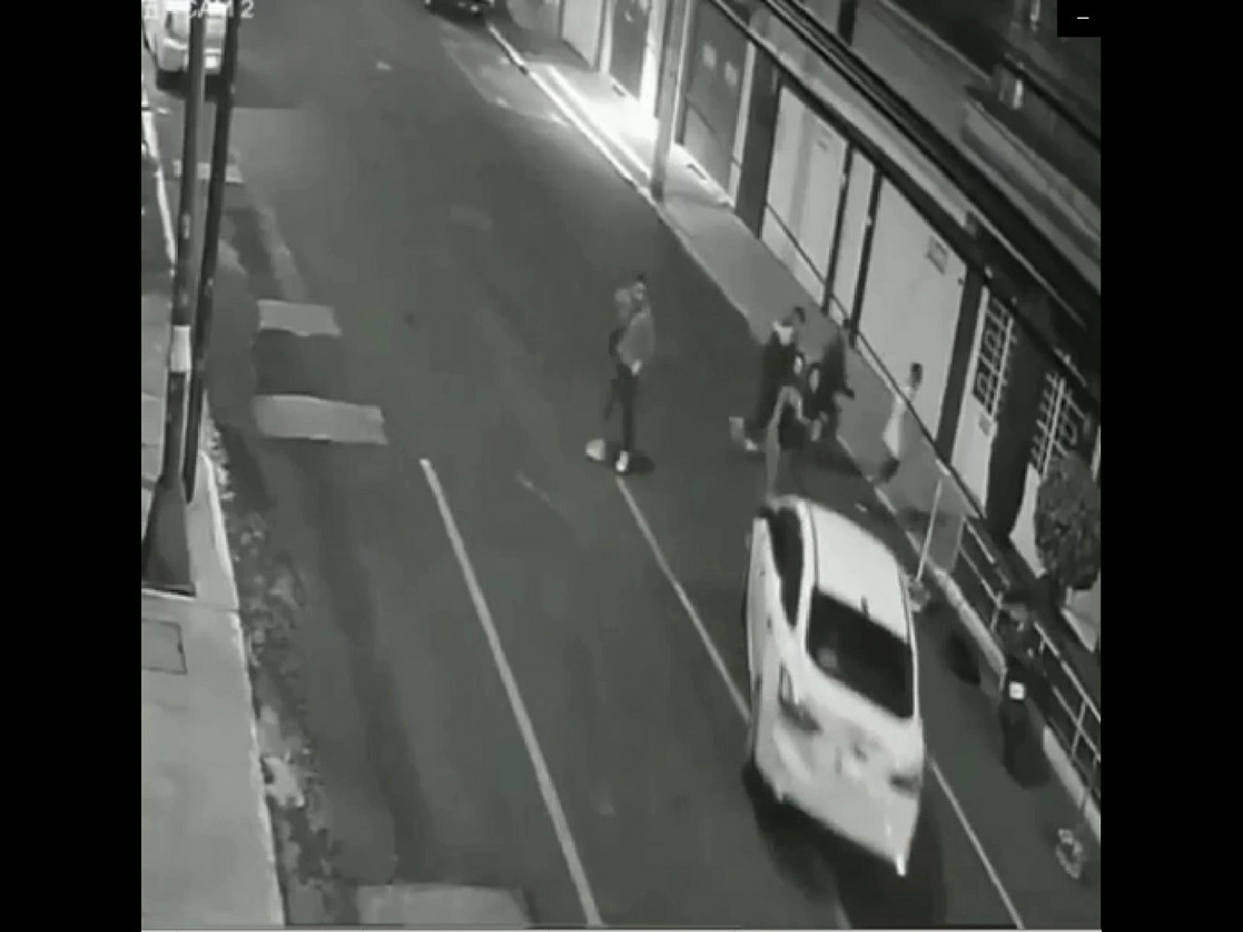 El joven atropelló a las dos mujeres con su vehículo. Fotograma tomada de video emitido en redes sociales

