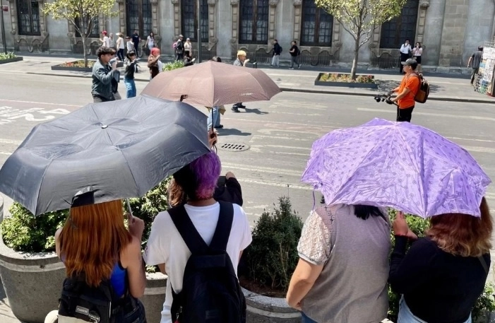 Por ello recomienda a la población usar bloqueador solar, vestir ropa de colores claros y utilizar gafas de sol y sombrero o gorra. Foto Roberto García Ortiz / archivo