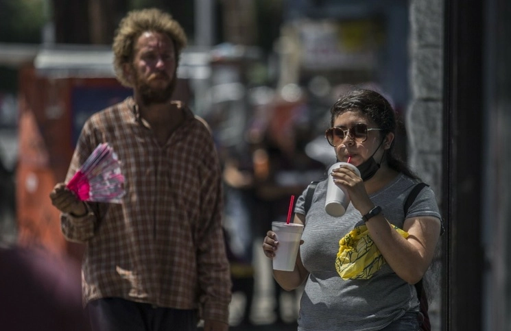 Gente recurre a bebidas refrescantes para mitigar los efectos de las altas temperaturas en Baja California. Foto Cuartoscuro / Archivo 
