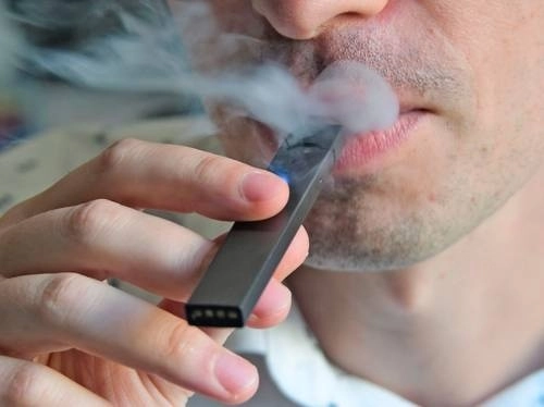 La Cofepris y la Conadic advirtieron sobre los riesgos por el uso de vapeadores y cigarros electrónicos. Foto Afp / Archivo 