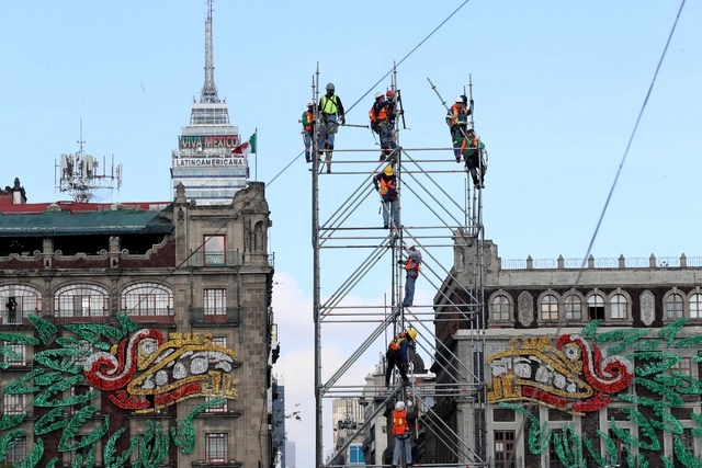 Trabajadores retiran una estructura de la plancha del Zócalo capitalino en imagen de archivo. Foto Roberto García
