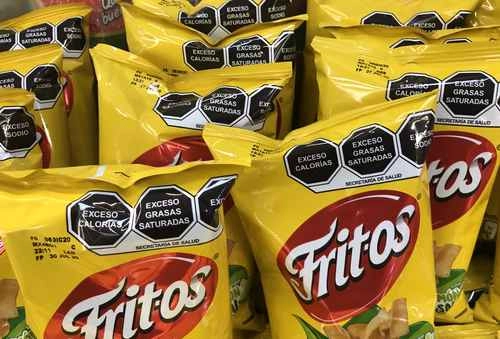 Etiquetado en alimentos y bebidas para alertar sobre comida chatarra. Foto Luis Castillo / Archivo