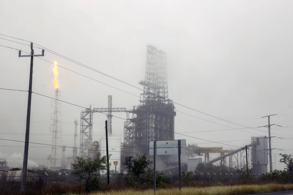 La mala calidad del aire en el área Metropolitana de NL se atribuye a las emisiones de la refinería de Cadereyta. Foto Cuartoscuro / Archivo

