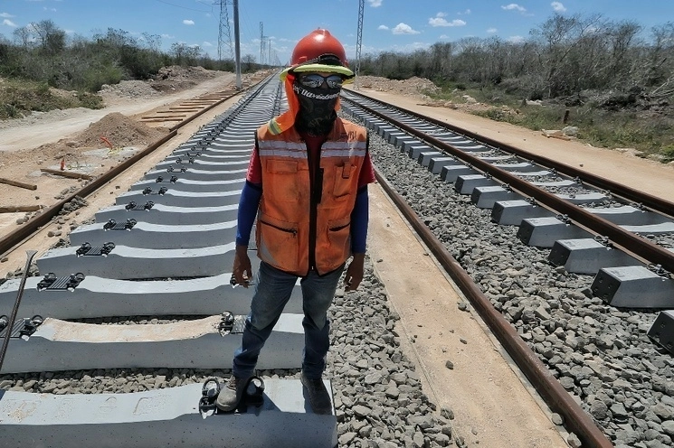 Un trabajador coloca los durmientes del tren, durante el recorrido por el tramo 3 del Tren Maya en la zona de Teya en Mérida, Yucatán. Foto Marco Peláez / Archivo