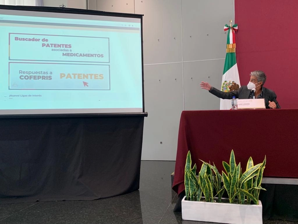 El director del Instituto Mexicano de la Propiedad Industrial, Juan Lozano, durante la presentación del portal de patentes que atizará a la transparencia en la compra de insumos médicos. Foto José Antonio López
