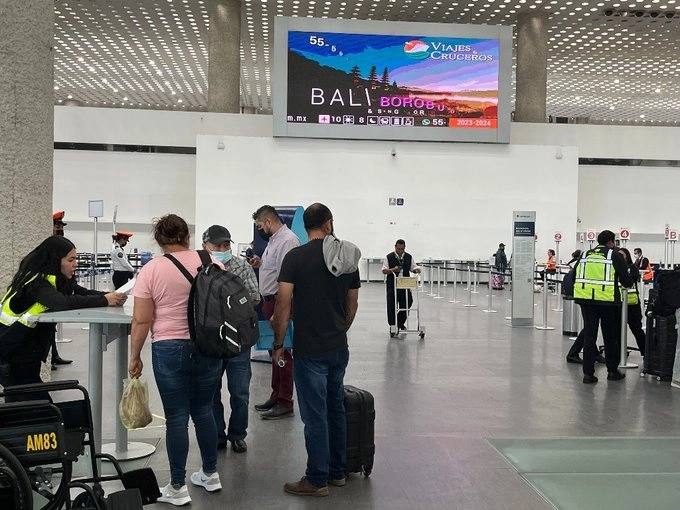 La familia fue deportada desde el aeropuerto internacional de Cancún, aun cuando su intención no era quedarse en México. Foto Alfredo Domínguez/ archivo