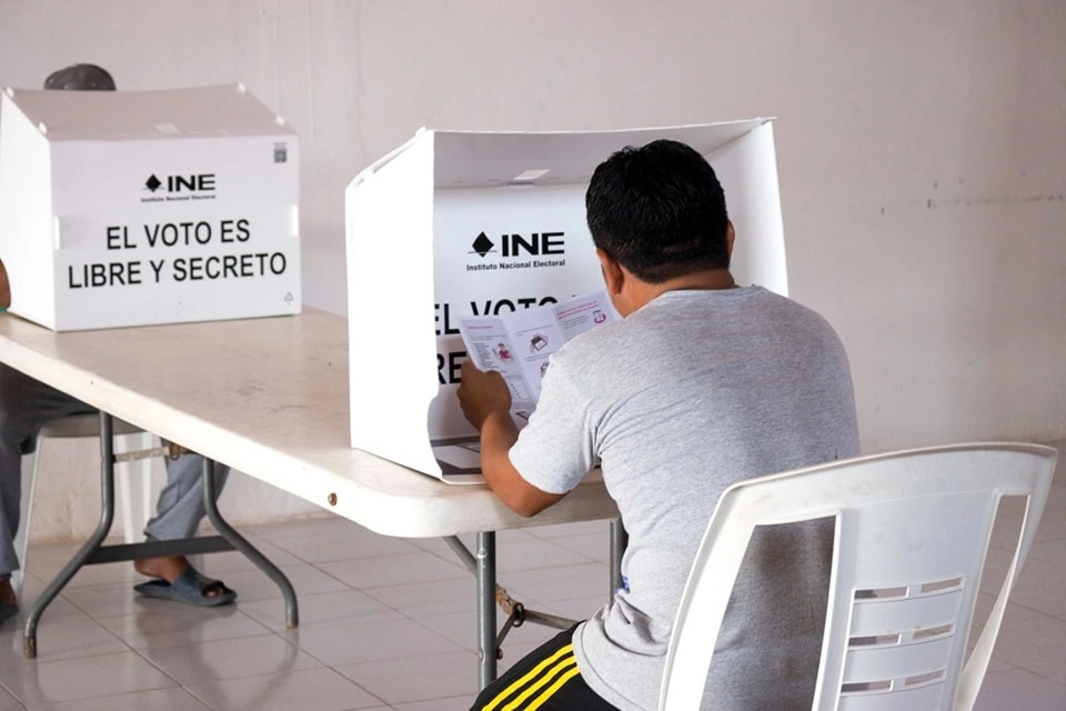 Internos en penales de Campeche ejercieron su derecho a votar con el programa de voto anticipado que facilitó el INE. Foto La Jornada