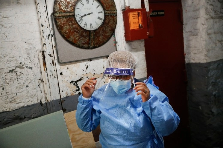 Una enfermera del Servicio de Enfermeras Visitantes de Nueva York, se pone un equipo de protección antes de tratar a una paciente con COVID-19 en sus rondas en Manhattan. Foto Ap