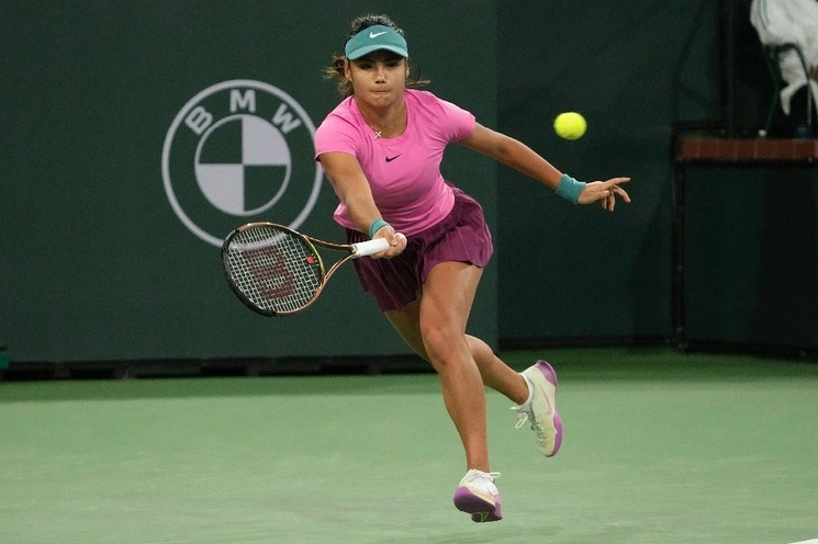 La británica Emma Raducanu irrumpió en la escena mundial del tenis en 2021, cuando avanzó hasta la cuarta ronda en Wimbledon y al coronarse en el Abierto de EU. Foto Ap / Archivo