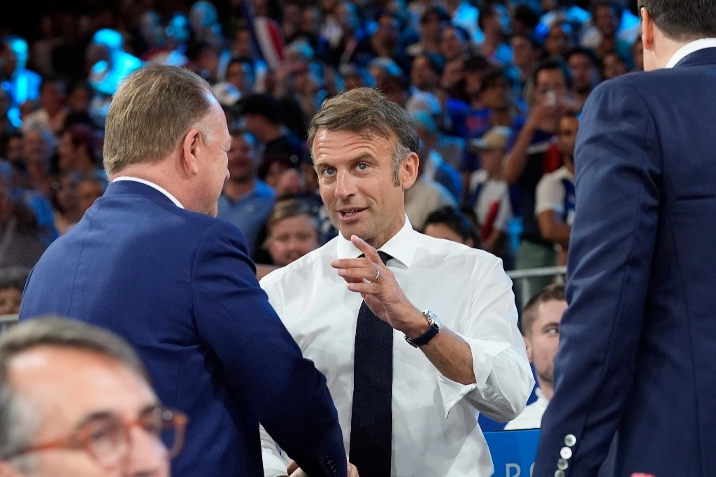El presidente francés, Emmanuel Macron, observa un partido de judo por equipos en el estadio Champ-de-Mars durante los Juegos Olímpicos de Verano de 2024, el 2 de agosto de 2024, en París, Francia. (Foto Ap