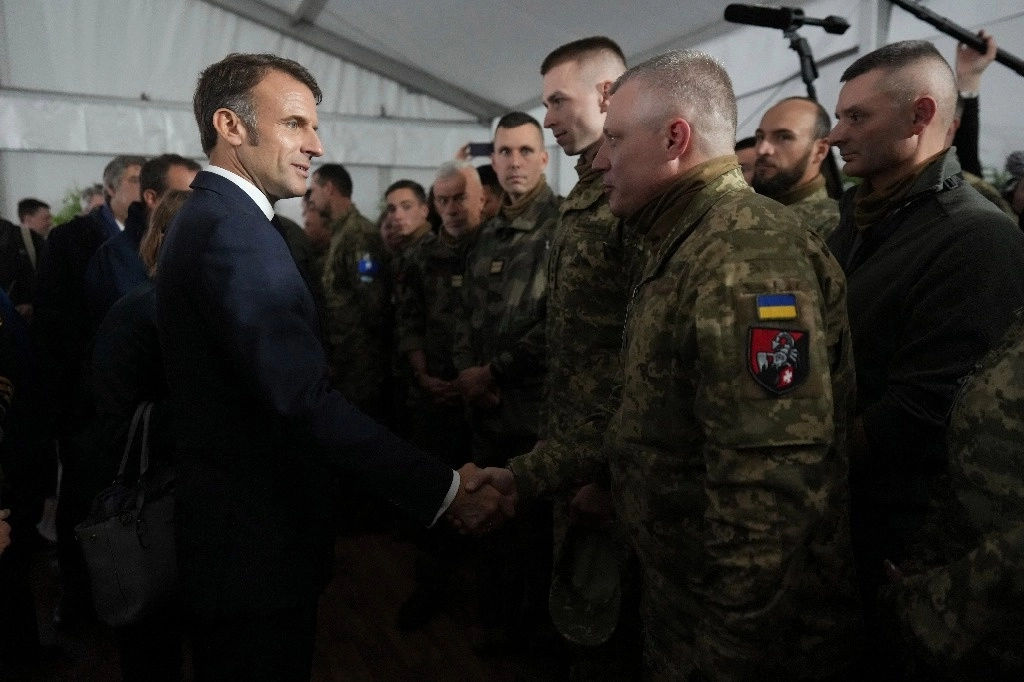 Emmanuel Macron, presidente de Ucrania, se reunió con soldados ucranios en un campo militar al este de Francia. Foto Ap