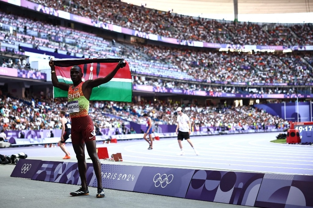 Emmanuel Wanyonyi le dio a Kenia la medalla dorada en la prueba de los 800 metros planos en París 2024. Foto Afp