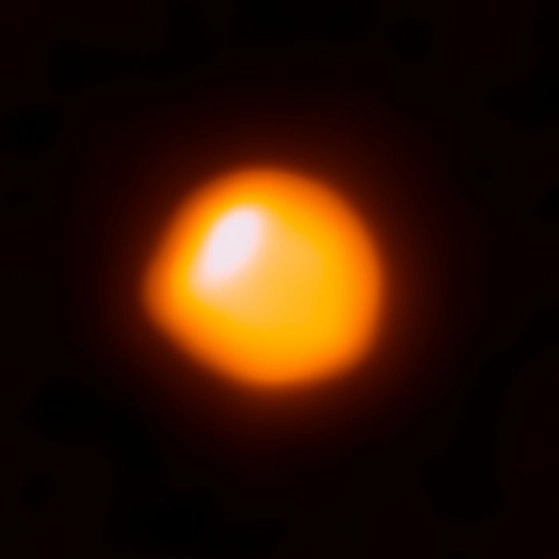 Situada en la constelación de Orión, esta "super gigante roja", casi mil veces más grande que el sol, brilla con intensidad en el cielo de invierno. Imagen tomada del sitio del observatorio ALMA https://www.almaobservatory.org/
