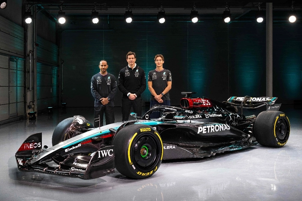 El británico Lewis Hamilton, el 'Team Principal' de Mercedes, Toto Wolff, y el también británico  George Russell durante la presentación del monoplaza bautizado como W15 para la temporada 2024 de Fórmula 1, el 14 de febrero de 2024. Foto Mercedes vía Afp