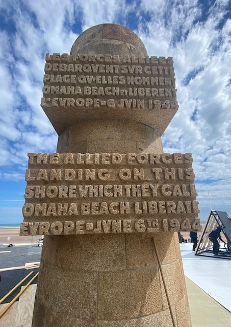 Monumento en la playa Omaha con la inscripción en francés e inglés. Las fuerzas aliadas desembarcaron en esta costa a la que llamaron Omaha  para liberar Europa, 6 de junio de 1944. Foto Alia Lira Hartmann.  