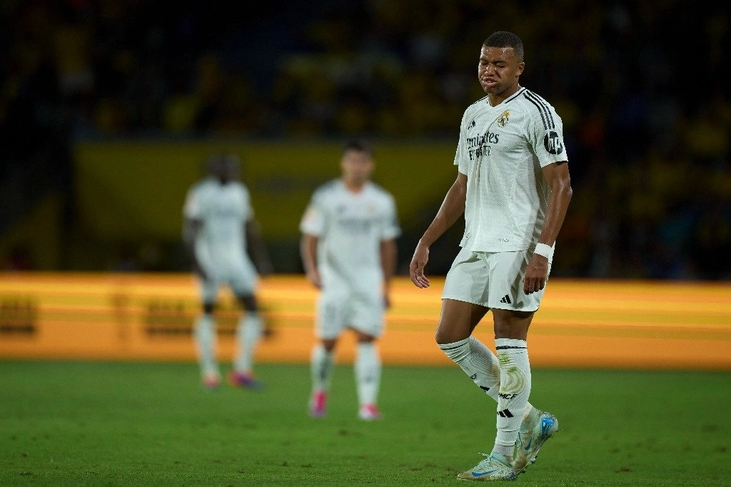 Kylian Mbappé del Real Madrid hace un gesto durante el partido de fútbol de La Liga española entre Las Palmas y el Real Madrid en el estadio de Gran Canaria en Las Palmas, Islas Canarias, España, el 29 de agosto de 2024. Foto Ap