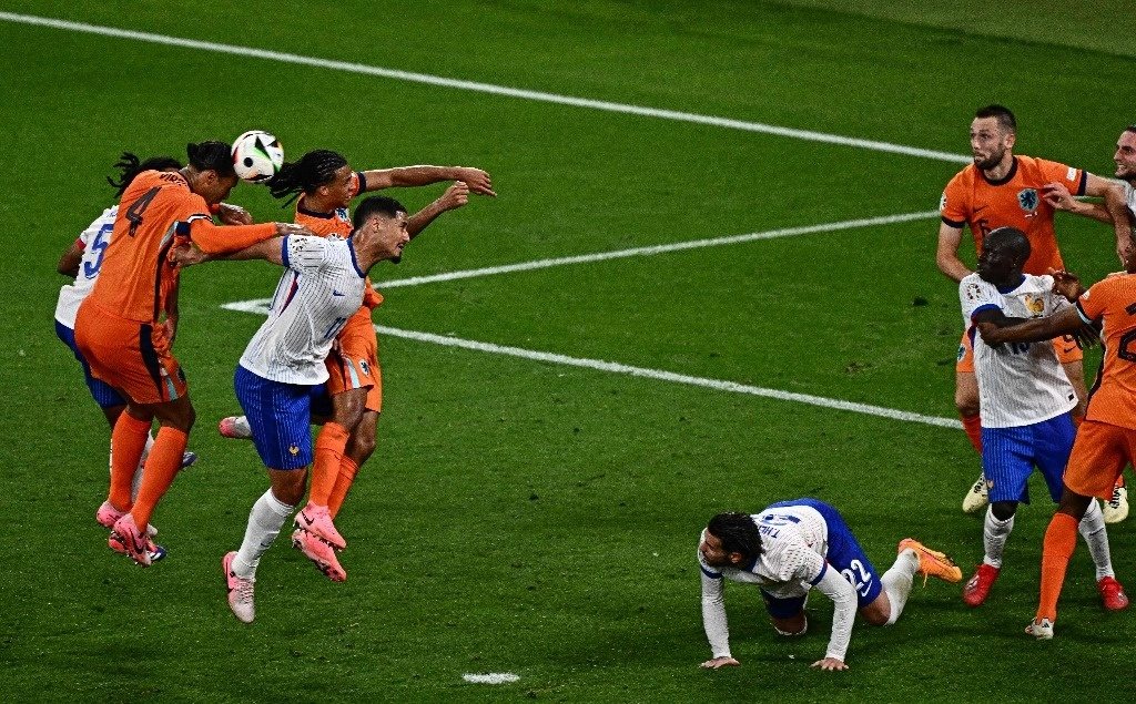 El defensor holandés #04 Virgil van Dijk (i) salta para cabecear el balón durante el partido de futbol del Grupo D de la UEFA Euro 2024 entre Holanda y Francia en el estadio de Leipzig, Alemania, el 21 de junio de 2024. Foto Afp