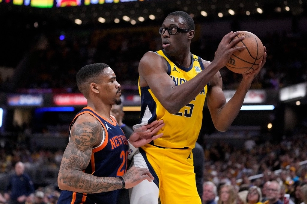 El delantero de los Indiana Pacers, Jalen Smith (25), busca pasar por encima del delantero de los New York Knicks, Mamadi Diakite (21), durante la segunda mitad del Juego 4 en una serie de playoffs de segunda ronda de baloncesto de la NBA, el 12 de mayo de 2024. Foto Ap