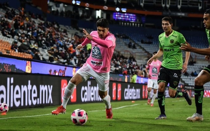 Una de las jugadas del encuentro. Foto @Tuzos