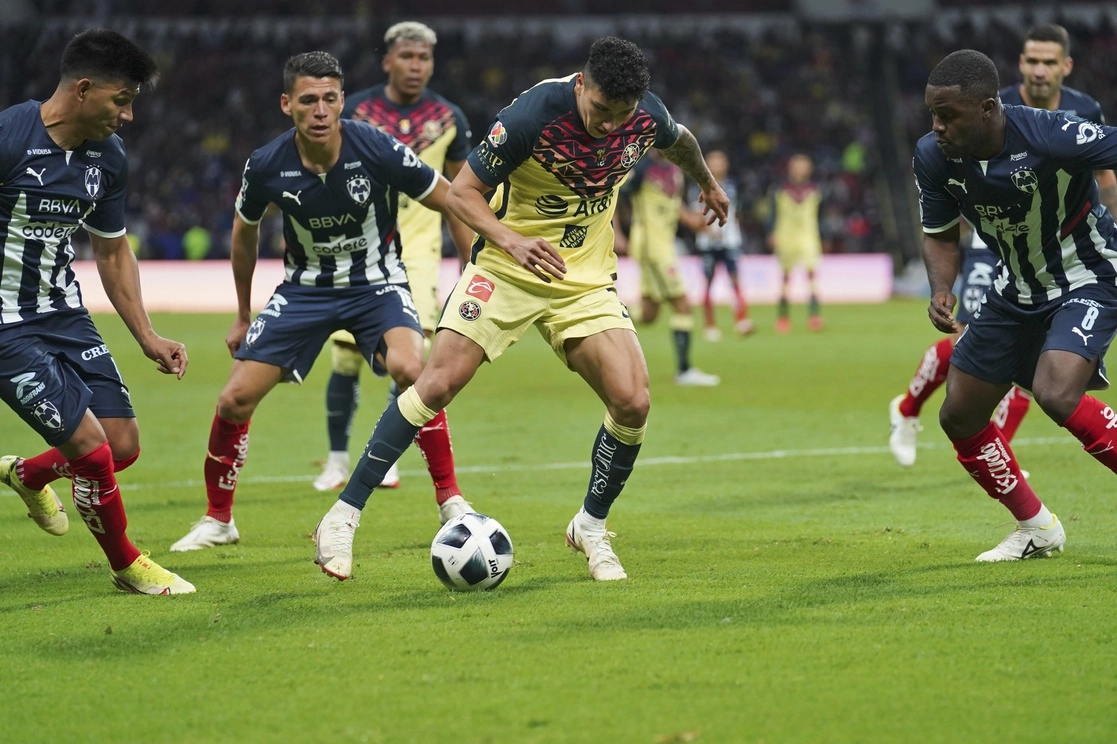 Jorge Sánchez del América domina el balón en una de las jugadas del encuentro. Foto Ap