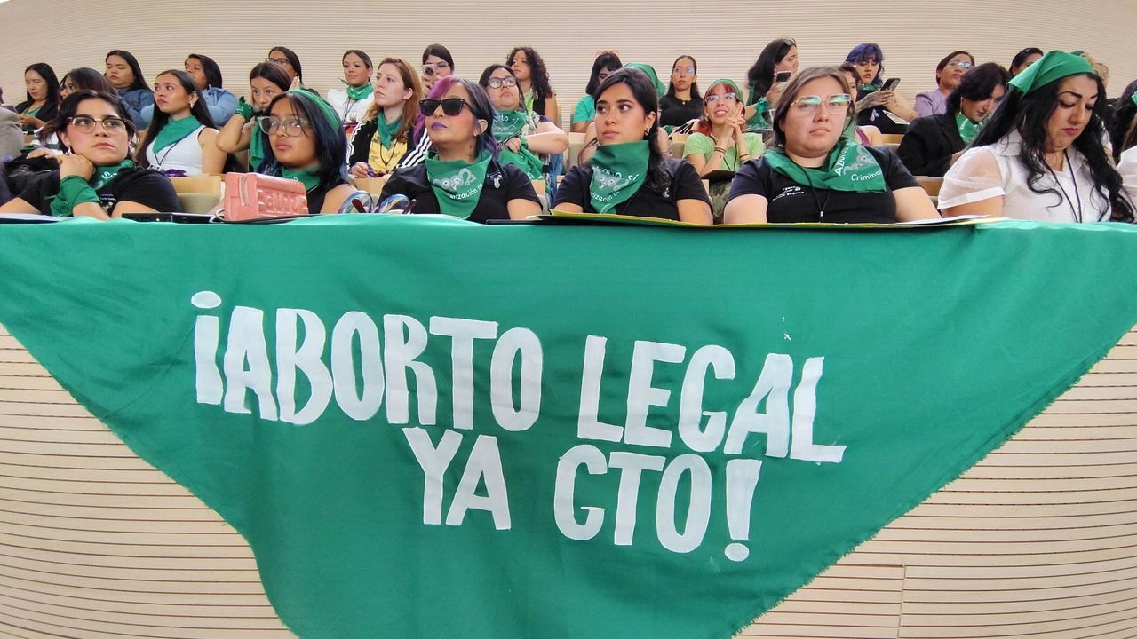 Diversos colectivos se manifestaron el Congreso del estado. Foto 