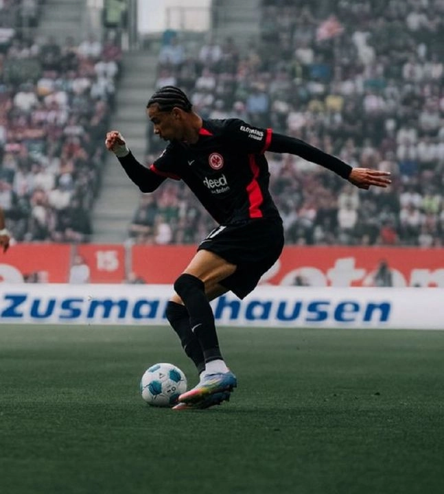 Hugo Ekitike del Frankfurt realiza un control de balón en el juego ante Augsburg, duelo que terminó sin goles en la fecha 30 de Bundesliga. Foto Tomada de X