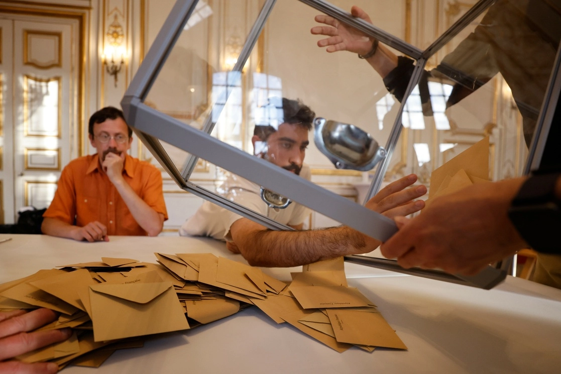 Conteo de votos luego de la primera vuelta de las elecciones parlamentarias en Francia. Foto Ap