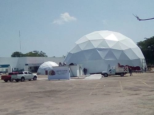 La burbuja termoaislante para atender a enfermos de coronavirus en Villahermosa, Tabasco, está equipada con 50 camas, cuatro de ellas para terapia intensiva. En este domo hospitalario trabajarán 70 personas: médicos, enfermeras y personal de intendencia. Foto cortesía de XEVT