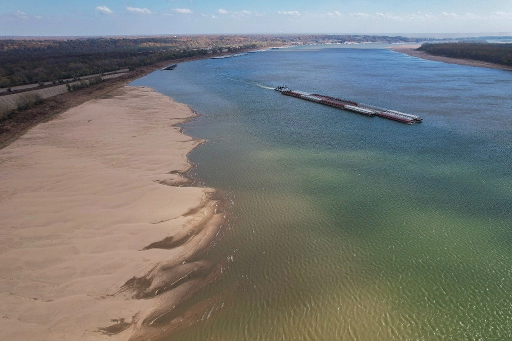 Una barcaza se mueve en el río Mississippi, 8 de noviembre de 2023, cerca de El Cairo, Illinois. Foto Ap