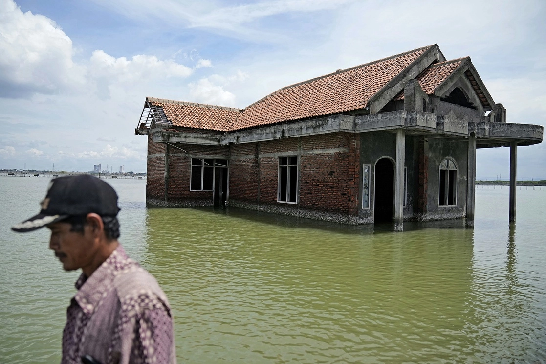 Las inundaciones y las olas de calor son parte de los factores que agravan los males infecciosos. La imagen, en Indonesia. Foto Ap / Archivo
