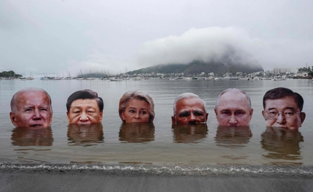 En Río de Janeiro, representantes de pueblos indígenas sumergieron retratos gigantes de los líderes de las naciones más ricas del orbe, por su falta de decisión para abordar la crisis climática y de biodiversidad: Joe Biden (Estados Unidos), Xi Jinping (China), Ursula von der Leyen (Unión Europea), Narendra Modi (India), Vladimir Putin (Rusia) y Shigeru Ishiba (Japón). Foto Afp