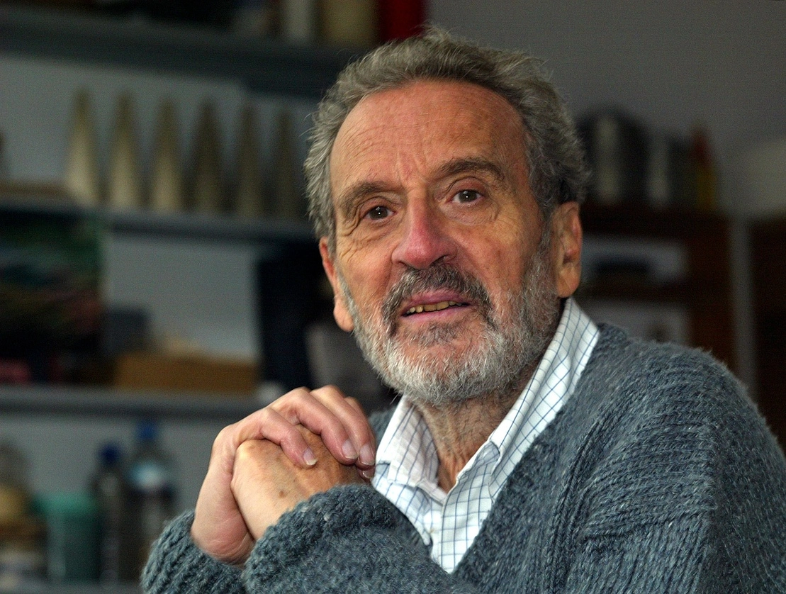 Este martes se cumple el 90 aniversario del nacimiento del artista plástico y diseñador gráfico, y el 17 de marzo el primero de su deceso. Con ese motivo se realizará en el Museo de Arte de la SHCP el conversatorio-homenaje ‘De la letra al trazo’, en el cual se abordará la importancia de su legado. Foto Carlos Cisneros / Archivo