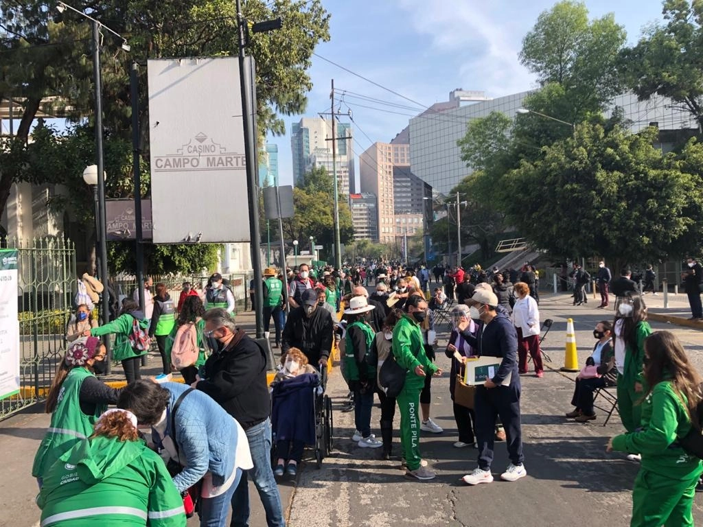 Adultos mayores de 60 años realizan una fila en los alrededores del Campo Marte, una de las dos sedes de la alcaldía Miguel Hidalgo donde inicia la vacunación contra Covid-19 a partir de este 8 de marzo de 2021. Foto Luis Castillo