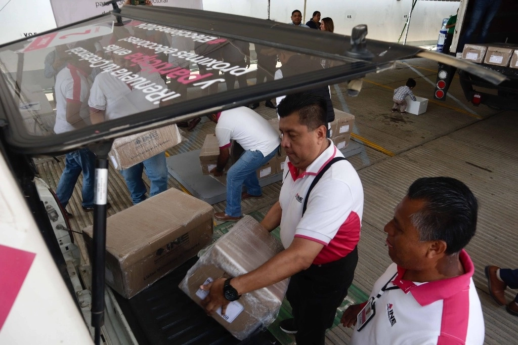 La Junta Local Ejecutiva del Instituto Nacional Electoral en Oaxaca entregó el viernes las listas nominales con fotografía para las elecciones del próximo 2 de junio. Foto Cuartoscuro