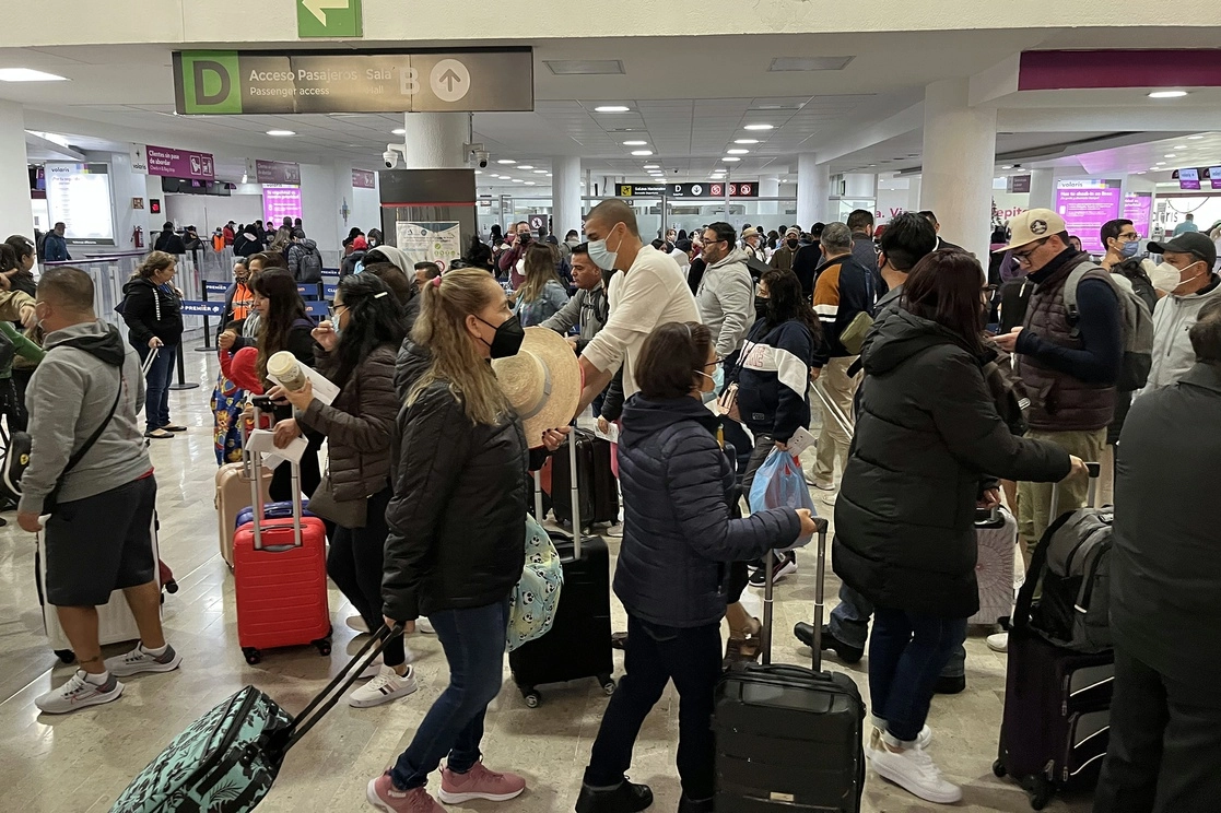 Los pasillos del aeropuerto ya lucían saturados ayer y se espera que aumente aún más el flujo. Foto José Antonio López