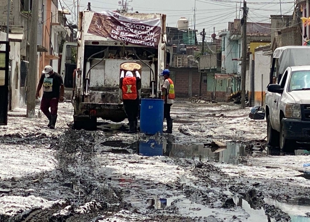 Luego de 34 días de emergencia sanitaria en las colonias Culturas de México y Jacalones, en Chalco, comenzó la dispersión de cal como medida de desinfección y prevención de enfermedades en las calles donde el agua ya logró ser desalojada. Foto Daniel Ramón