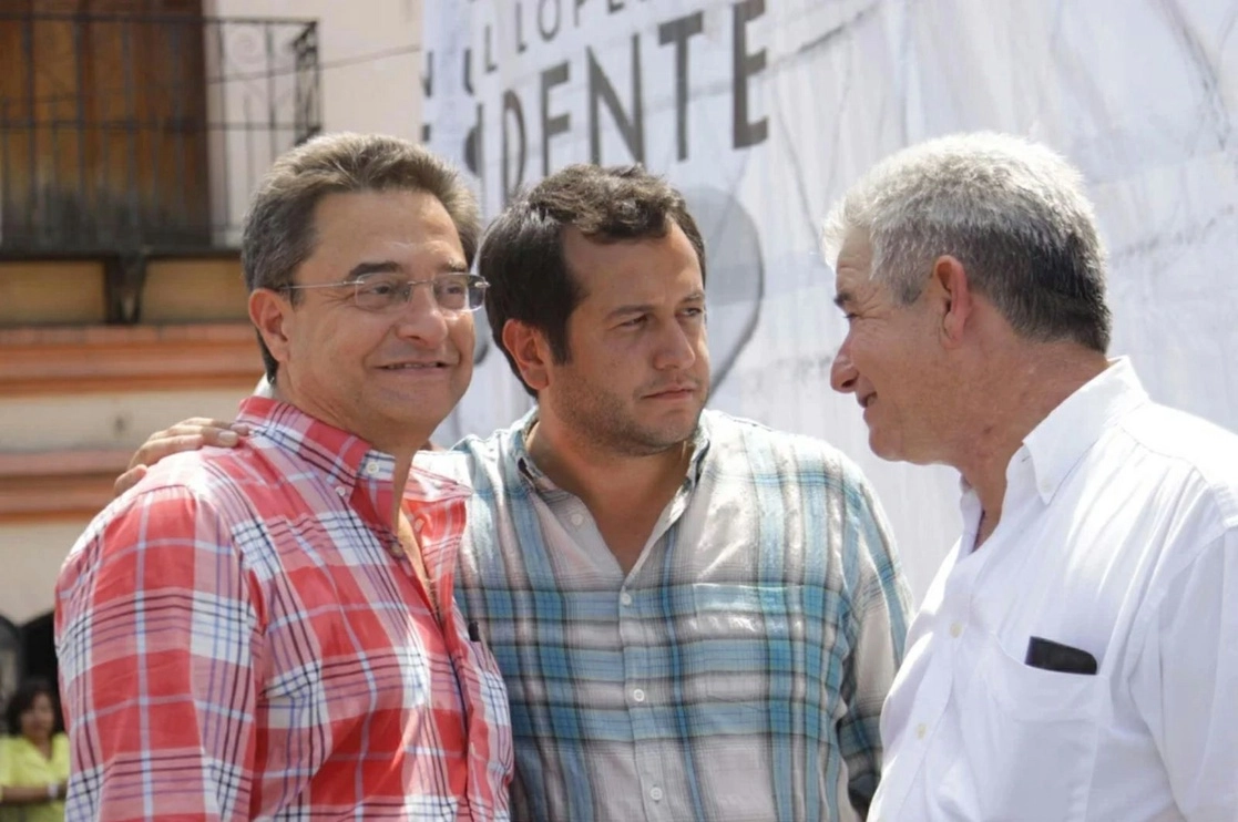 Pío López Obrador, José Ramón López Beltrán y Ramiro López Obrador, hermanos e hijo del presidente durante un evento en Chiapas, en 2012. Foto Cuartoscuro / Archivo