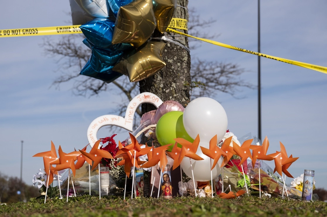 Un memorial afuera de la tienda Walmart en Chesapeake, Virginia, donde Andre Bing, un gerente, abrió fuego contra sus compañeros de trabajo en la sala de descanso del inmueble, el 24 de noviembre de 2022. Foto Ap